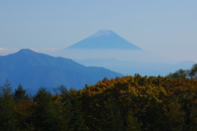 サンメドウズのリフトから見た紅葉越しの富士山と茅ヶ岳